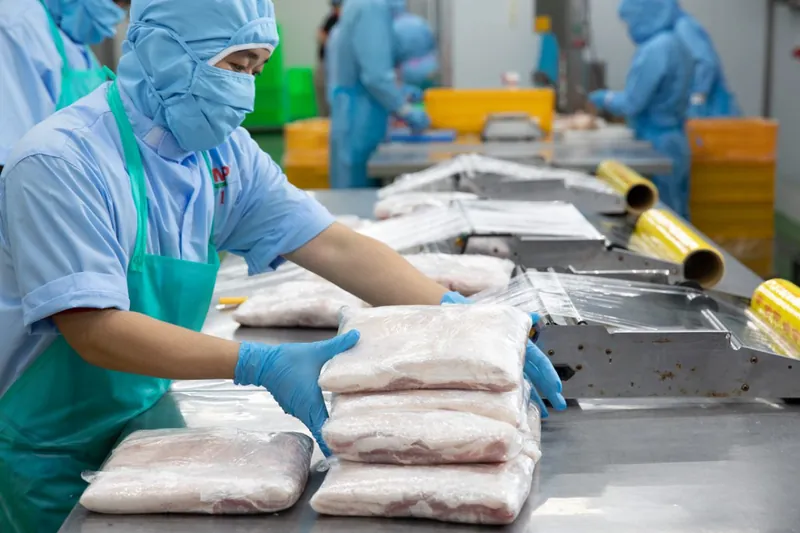 Công nhân đóng gói sản phẩm